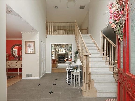 4th image of 7 Deerfield Ln