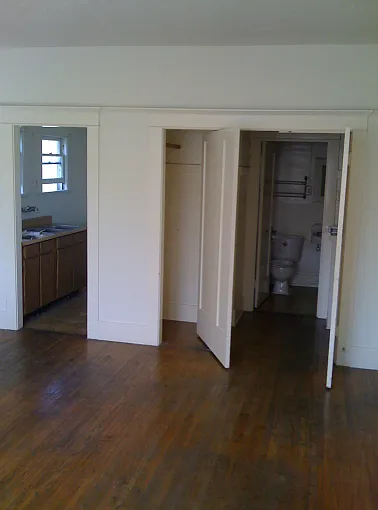 2209 E 10th St — Photo 6