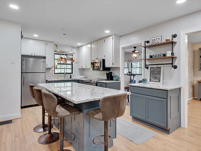 409 Northclift Dr — Photo 11
