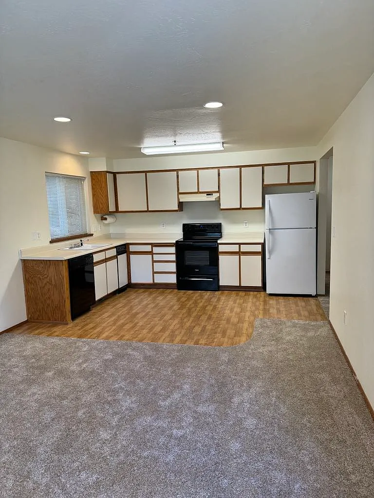 2 bed, 890 sqft, $1,700 — Photo 3