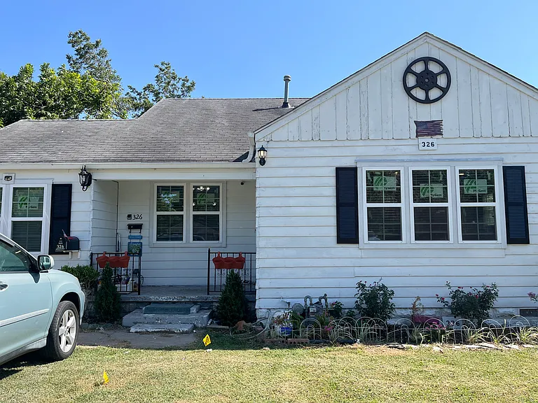 326 E Young Pl — Photo 18