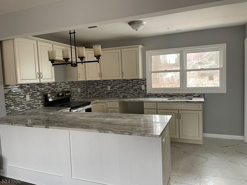 2nd image of 19 Hobart Trl