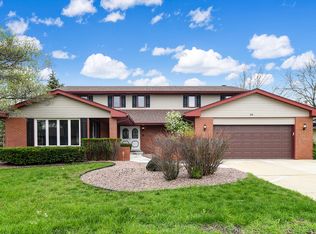 215 Rodgers Ct, Willowbrook, IL 60527