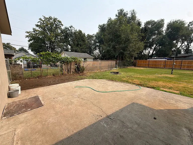 2410 Englewood Ave — Photo 28