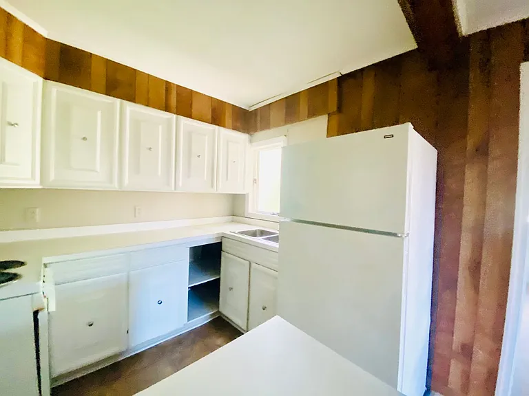 501 E Broad St — Photo 5