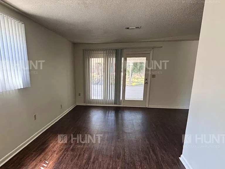 135 W Dove Ln — Photo 3