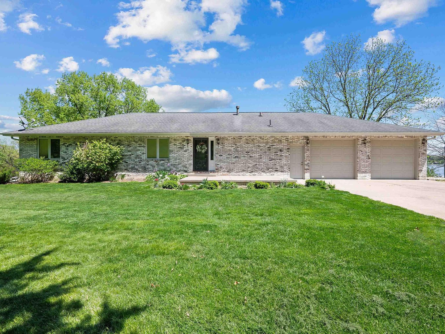 28187 229th St, Le Claire, IA 52753 | Zillow