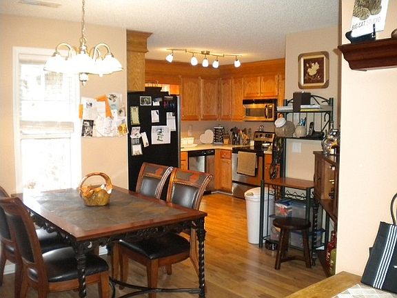 Eat-in Area/Kitchen