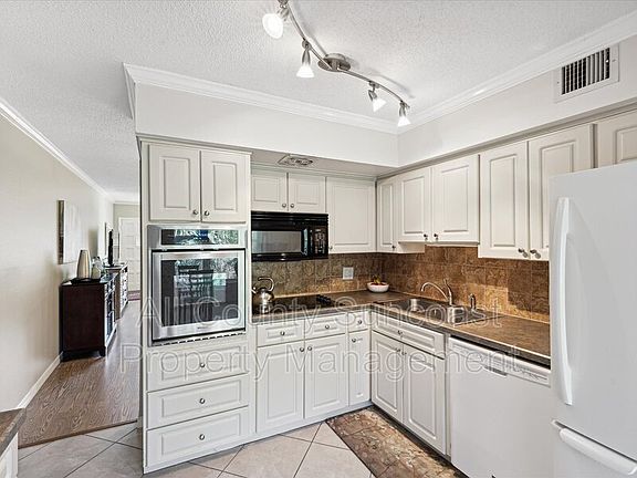4th image of 2427 Rhodesian Dr APT 65