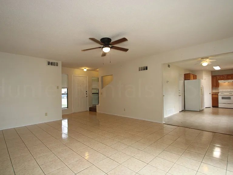 1112 Goodhue Dr — Photo 5