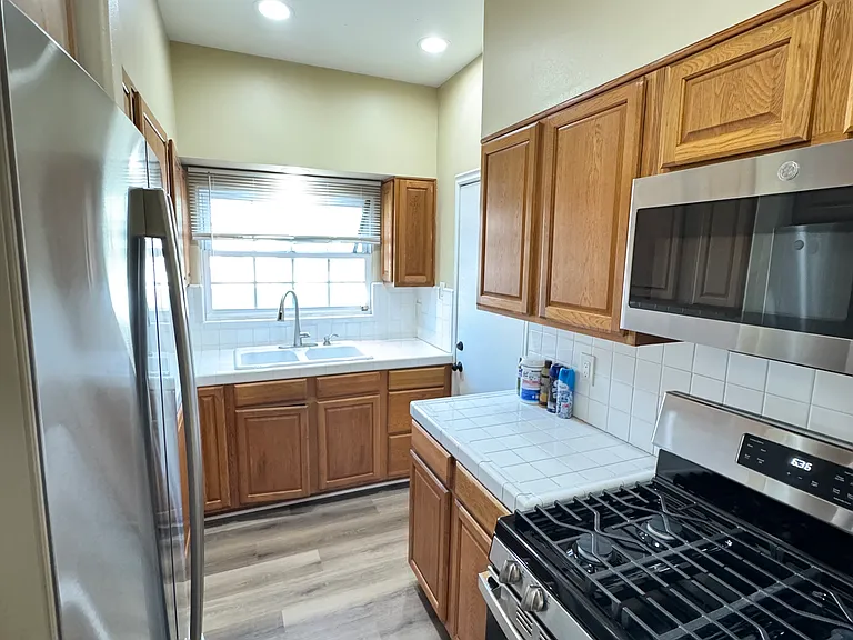1456 1/2 Rose Ave — Photo 2