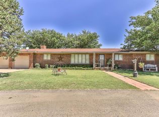 1413 Cactus Dr, Levelland, TX 79336