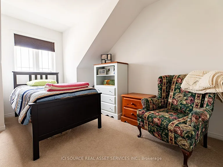 1352 Coleman Cres — Photo 19