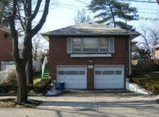 24415 Grand Central Pkwy, Douglaston, NY 11362