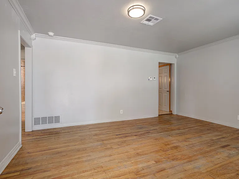 910 Garver St — Photo 3