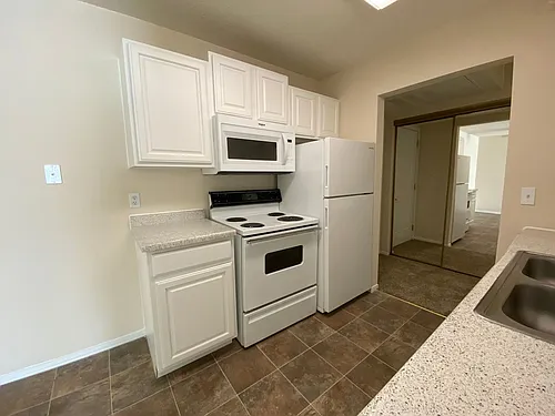 YORKTOWN ESTATES Photo 1