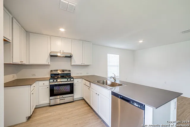4 bed, 2.5 bath, 1950 sqft, $1,750 — Photo 4