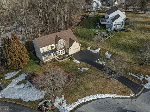 3rd image of 518 Hyde Park Cir