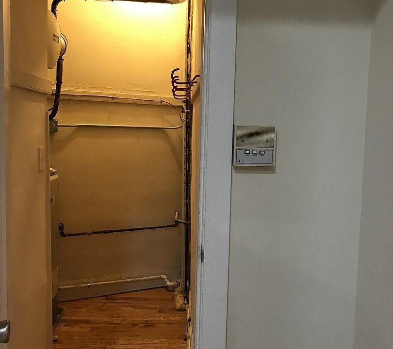 1st image of 4124 N Clarendon Ave #2