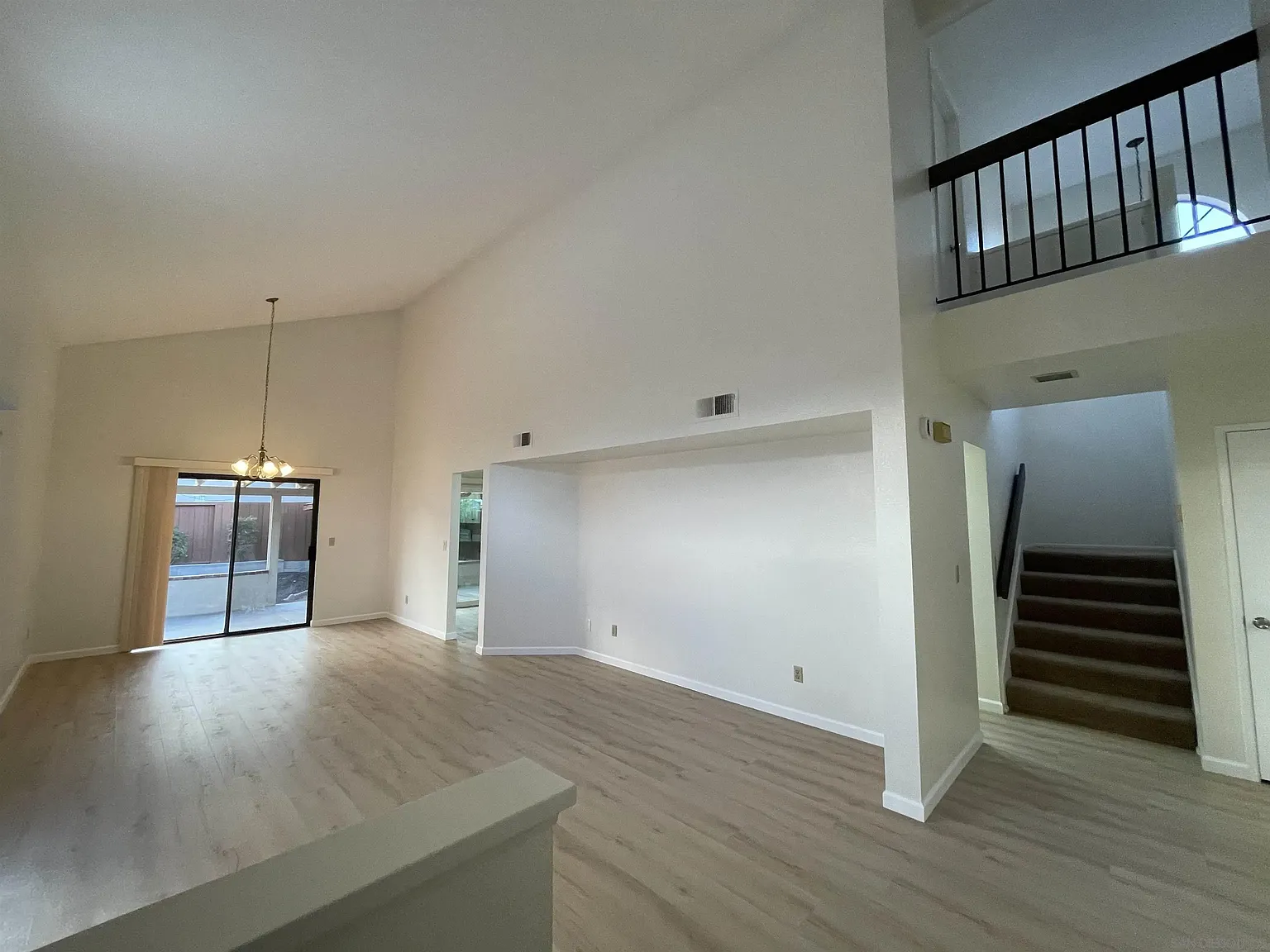 3 bed, 2.5 bath, 1638 sqft, $4,100 — Photo 2