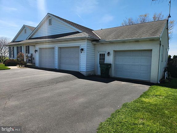 3rd image of 1043 Spring Valley Rd