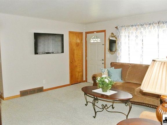 2nd image of 100 Brent St