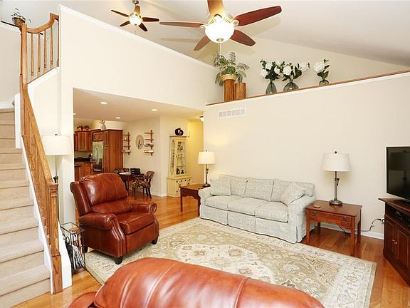 5th image of 833 Carriage Ln