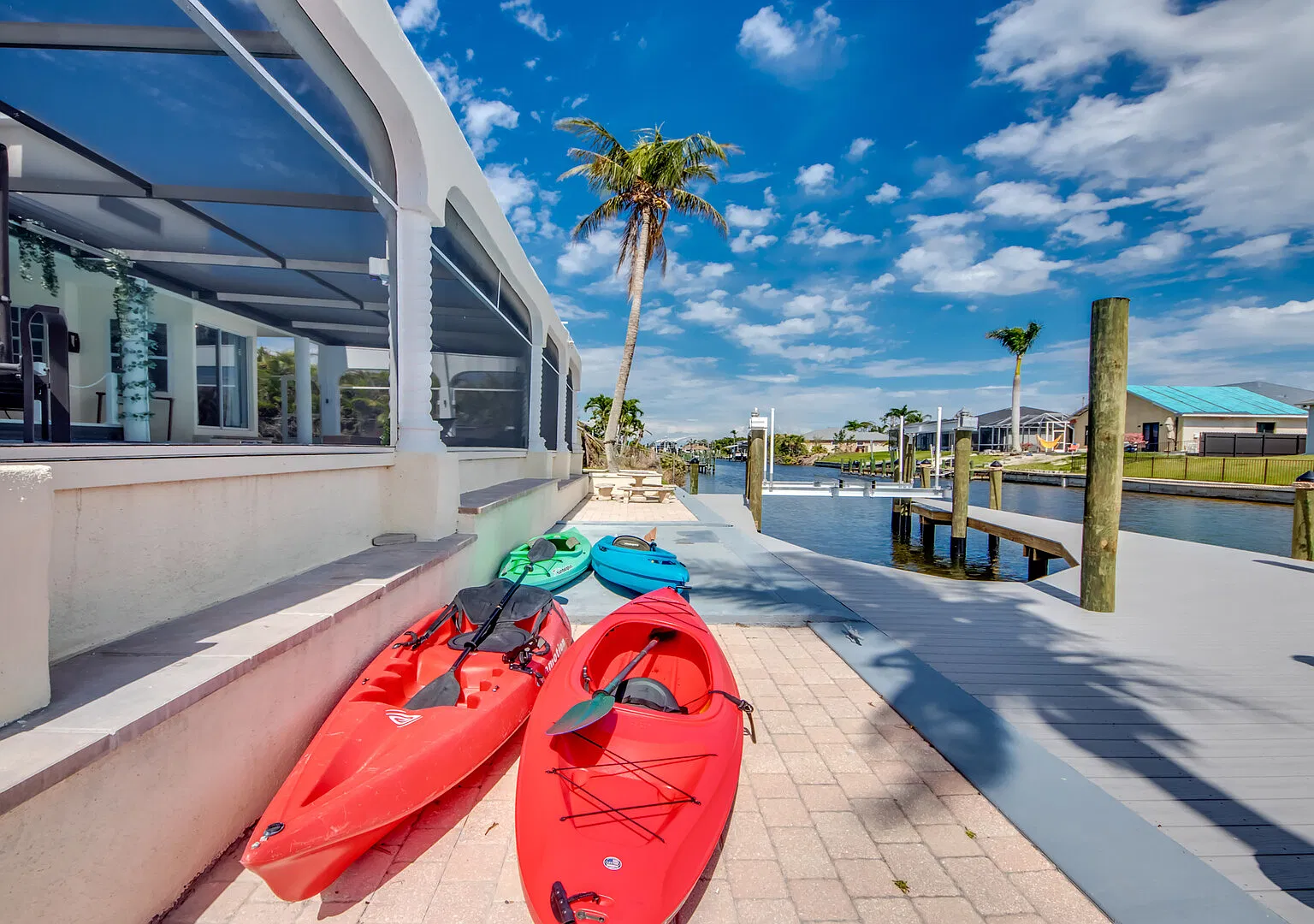 Golden Globe Canalfront Pool, Spa & Games — Photo 4