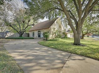 1501 Finley Rd, Irving, TX 75062