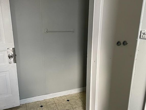 5th image of 108 N Van Buren St #1