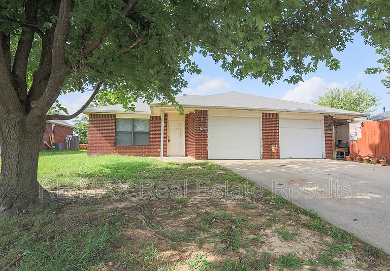 2223 W Roselawn St — Photo 1