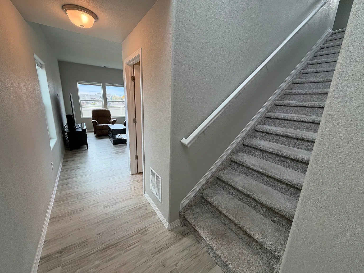 3 bed, 2.5 bath, 1688 sqft, $2,100 — Photo 2