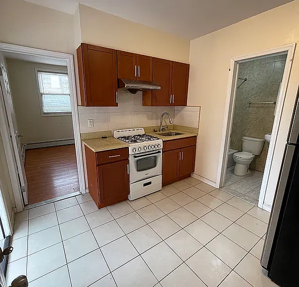 2438 West St #1 — Photo 3