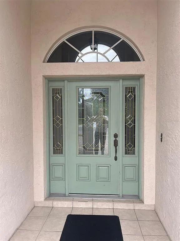 3 bed, 2.0 bath, 2052 sqft, $3,200 — Photo 2