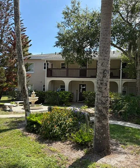 320 S Riverside Dr — Photo 5