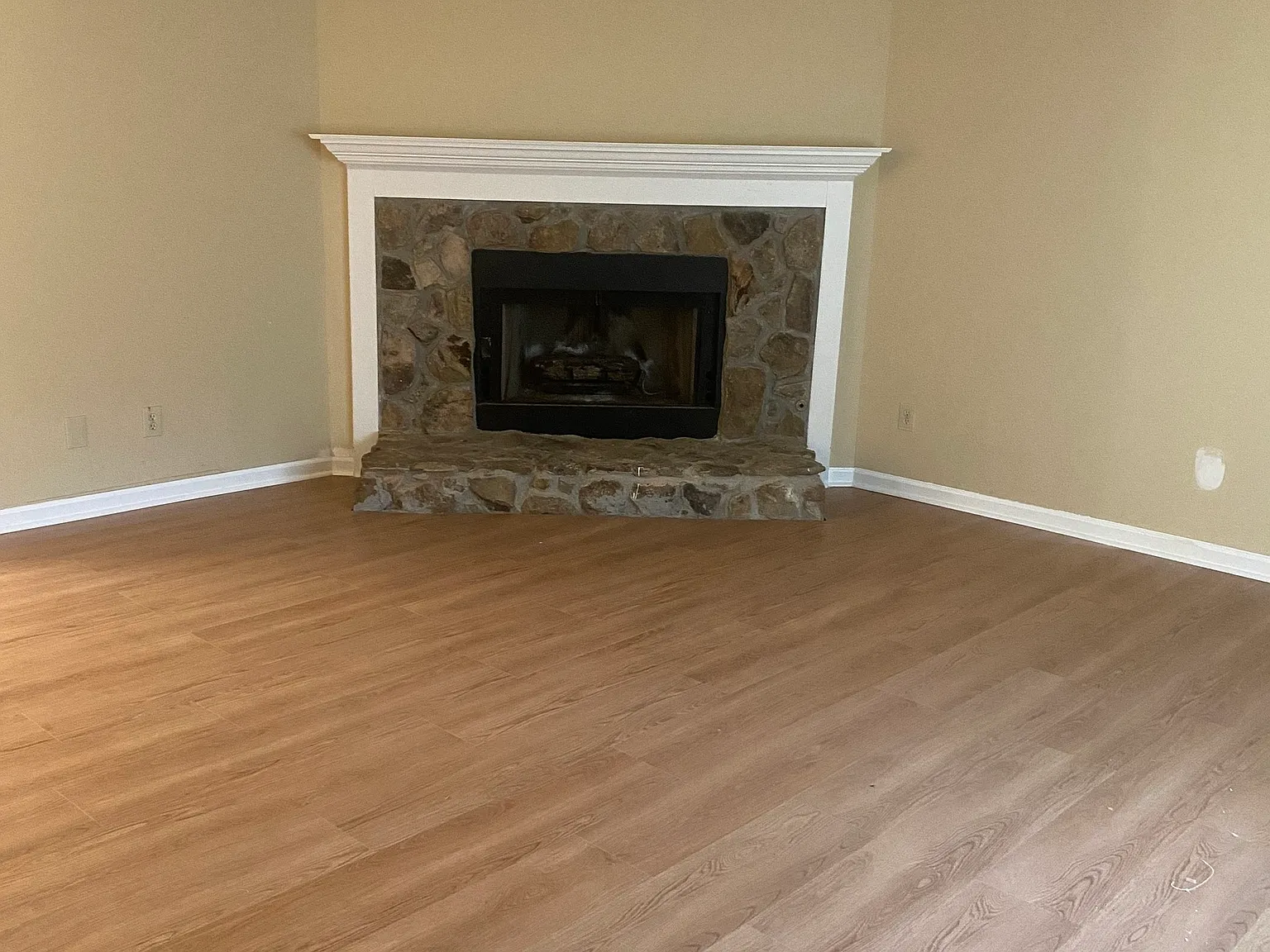 6 bed, 3.0 bath, 2381 sqft, $2,300 — Photo 4