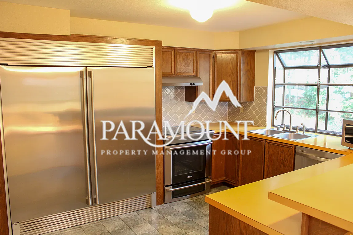 Light and Open 3 bed 2.5 bath with Beach Access! — Photo 4