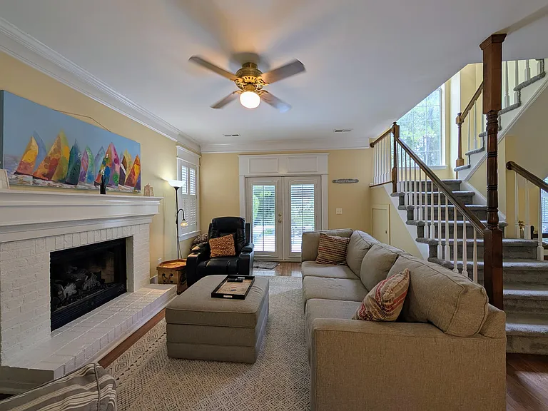 1920 Oak Tree Ln — Photo 8