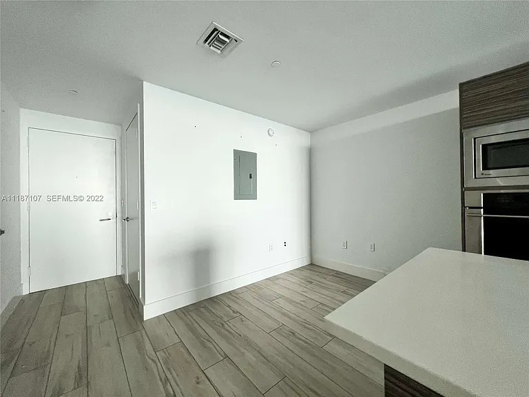 460 NE 28th St #1402 — Photo 8