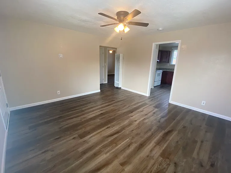 Spring Hill Court Apartments — Photo 16
