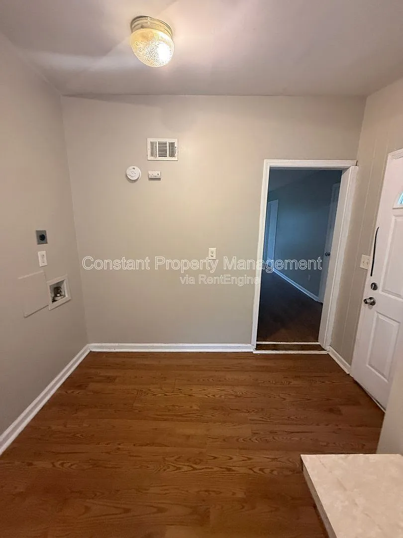 2 bed, 1.0 bath, $950 — Photo 4