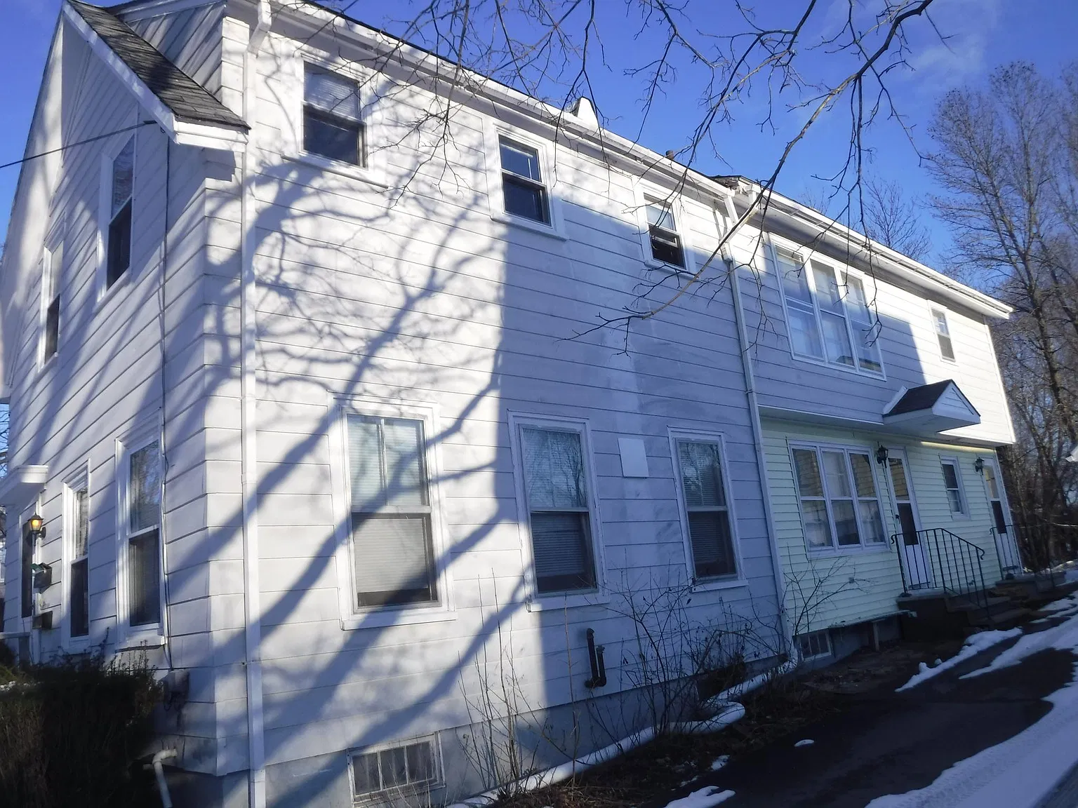 3 bed, 1350 sqft, $2,100 — Photo 2