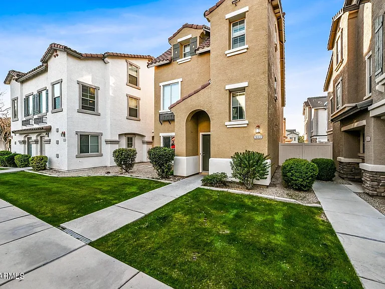 933 W Aspen Way — Photo 1
