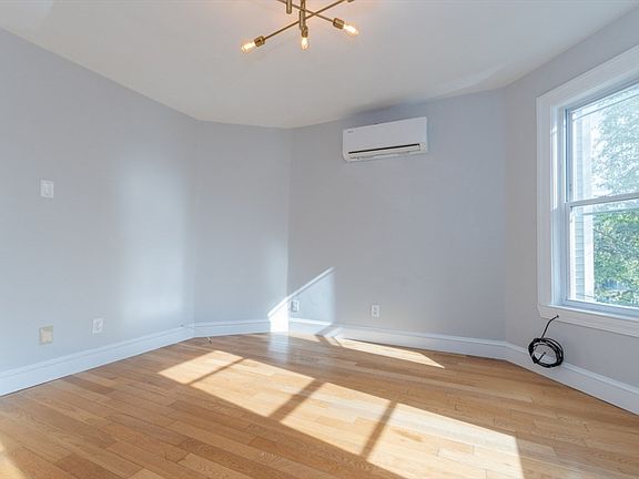 5th image of 131 Erie St #2