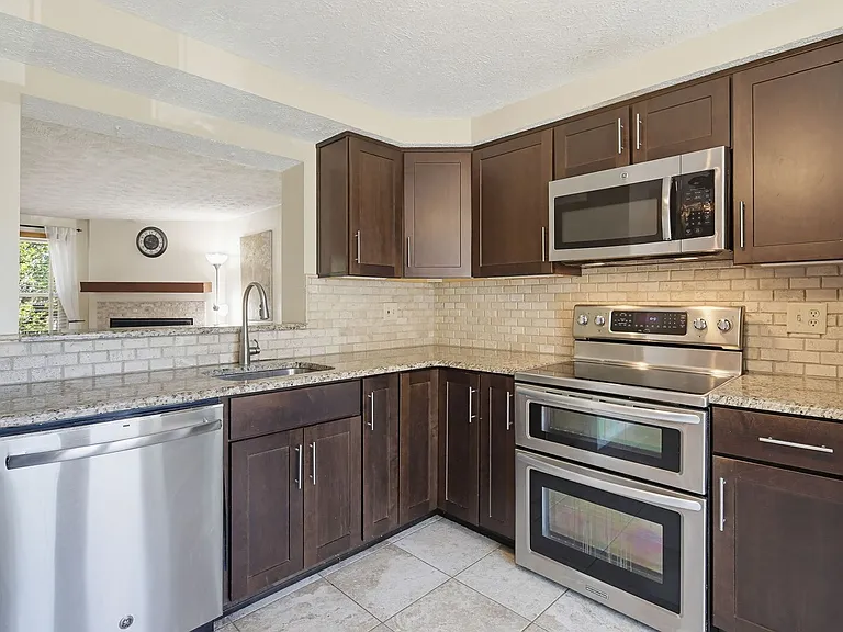9402 Granite Hl — Photo 5
