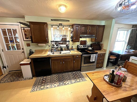 4th image of 28 Summit Drive