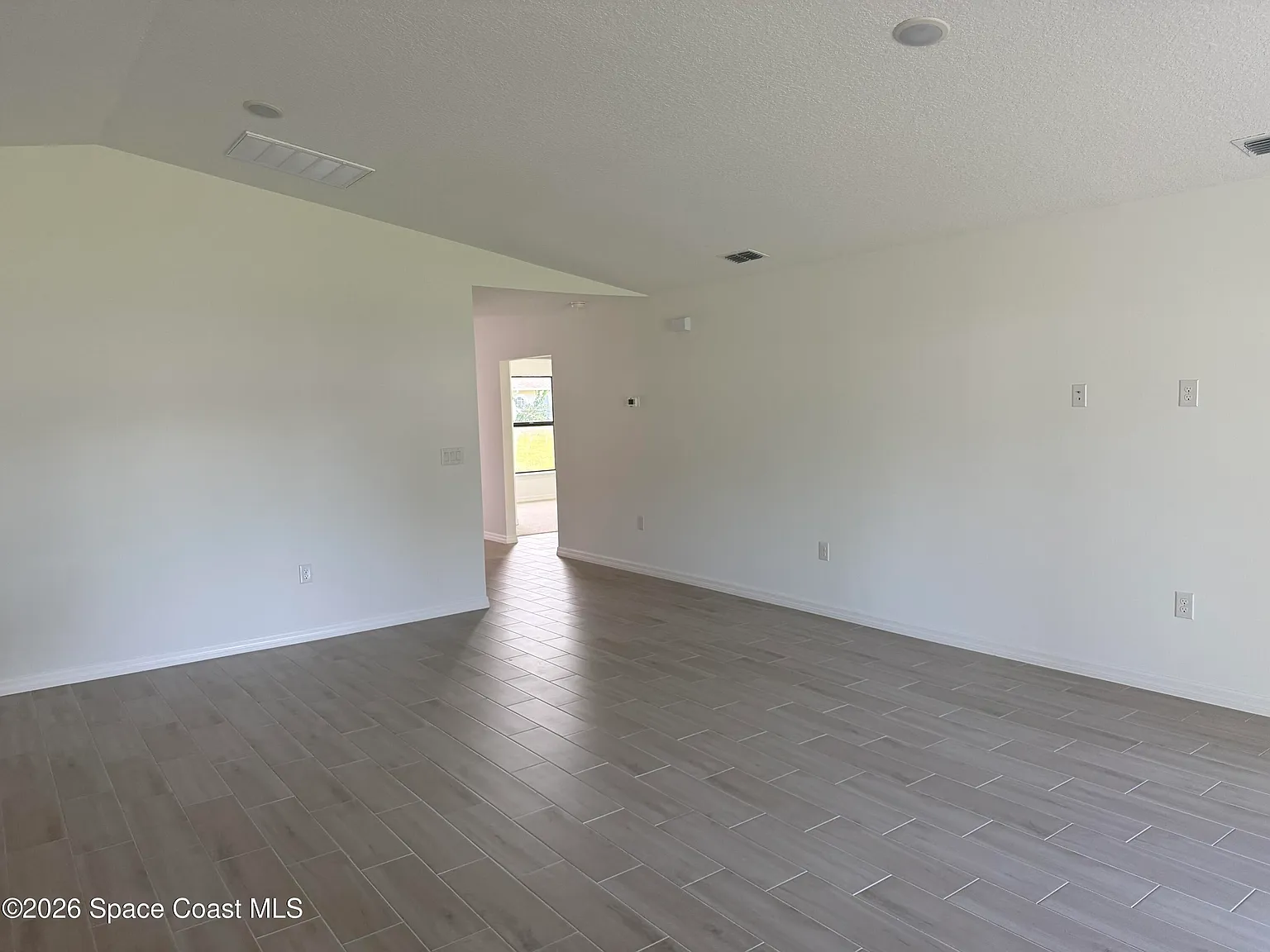 3 bed, 2.0 bath, 1800 sqft, $2,400 — Photo 4
