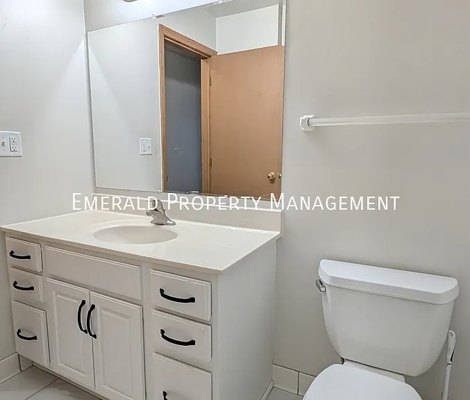 562 N Mulford Rd #4 — Photo 11