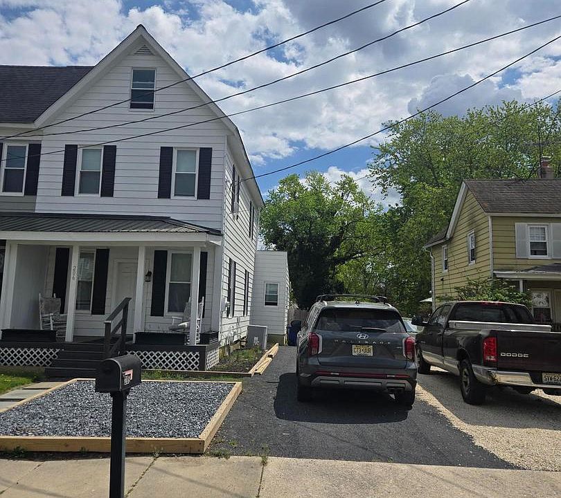 1st image of 206 Broad St