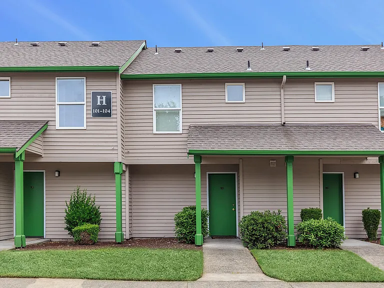 Emerald Court — Photo 13